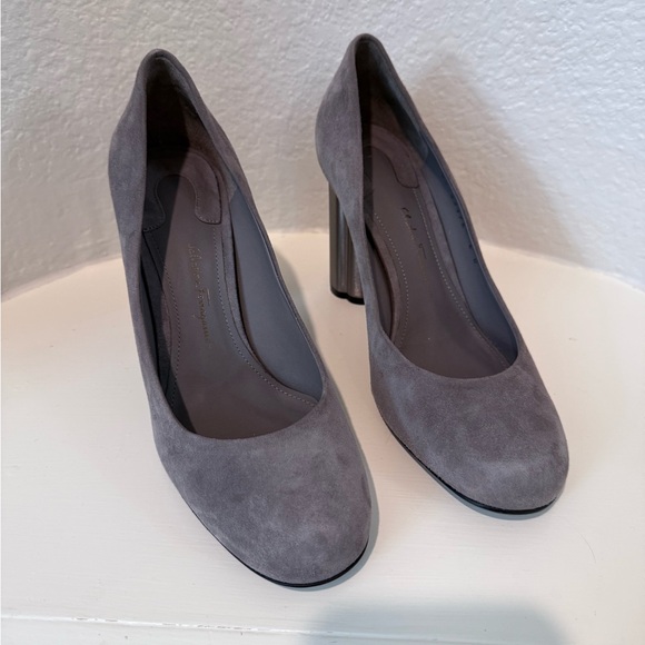 Ferragamo Grey suede leather “Lucca” pumps. Authentic. US Size 5.5 - Picture 4 of 16
